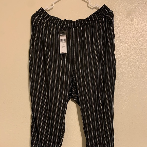 BCBGMAXAZRIA Women's Woven Pull-On Pants - Picture 2 of 6